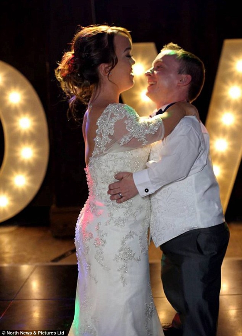 A couple of dwarfs who met while participating in a play on "Snow White" played a fabulous wedding