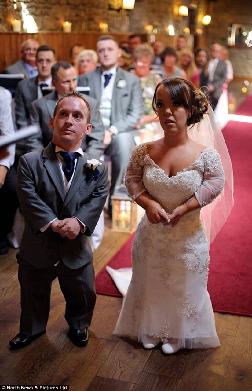 A couple of dwarfs who met while participating in a play on "Snow White" played a fabulous wedding