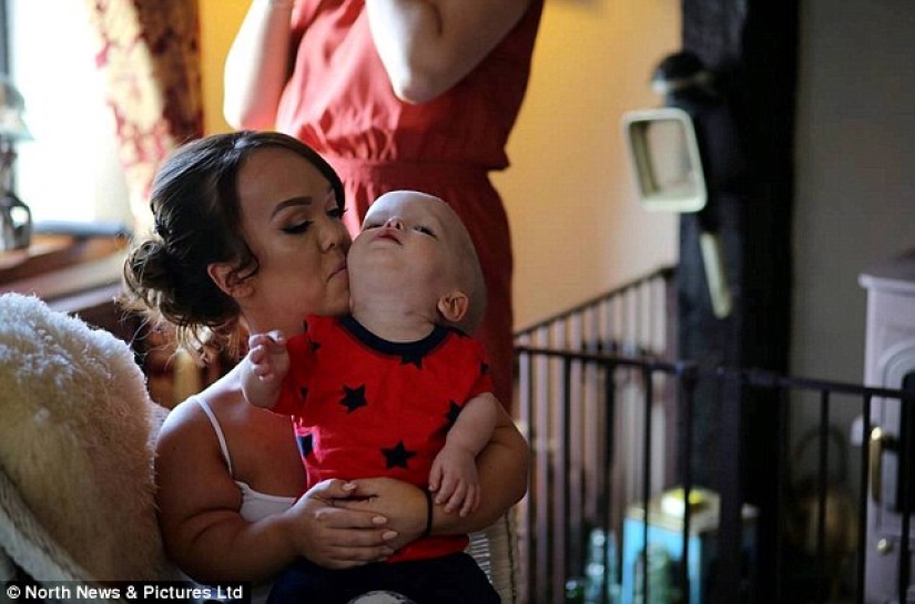 A couple of dwarfs who met while participating in a play on "Snow White" played a fabulous wedding