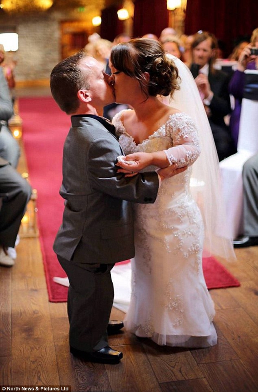 A couple of dwarfs who met while participating in a play on "Snow White" played a fabulous wedding