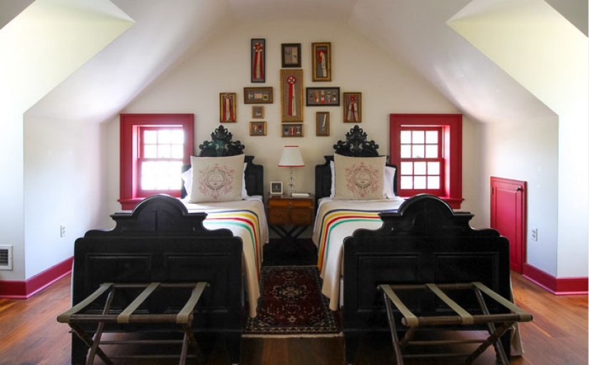 A couple reconstructed the house in the romantic style of Jane Austen A couple reconstructed the house in the romantic style of Jane Austen