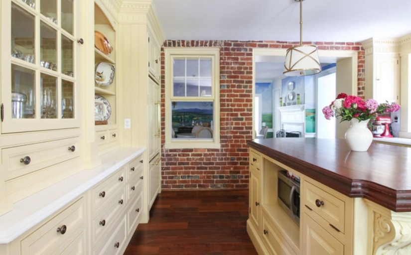 A couple reconstructed the house in the romantic style of Jane Austen A couple reconstructed the house in the romantic style of Jane Austen