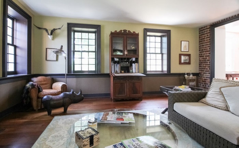 A couple reconstructed the house in the romantic style of Jane Austen A couple reconstructed the house in the romantic style of Jane Austen