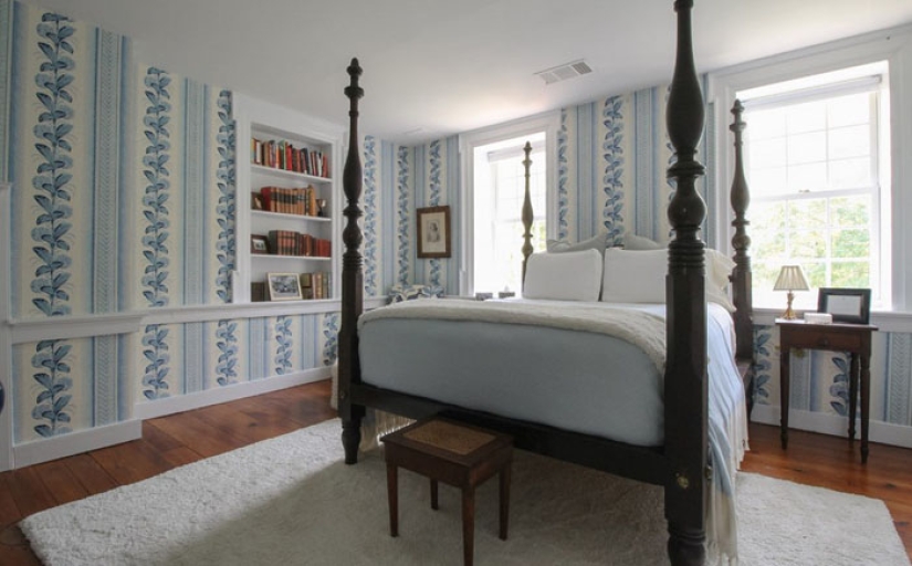 A couple reconstructed the house in the romantic style of Jane Austen A couple reconstructed the house in the romantic style of Jane Austen