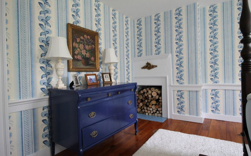 A couple reconstructed the house in the romantic style of Jane Austen A couple reconstructed the house in the romantic style of Jane Austen