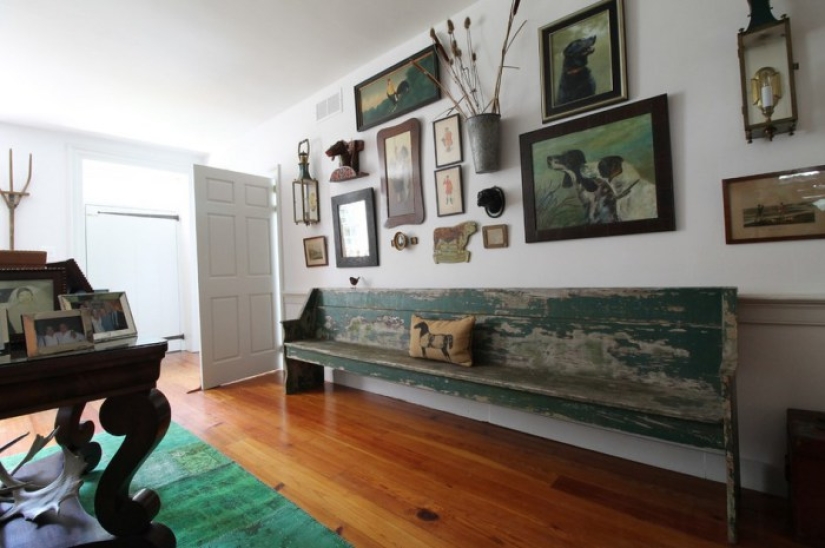 A couple reconstructed the house in the romantic style of Jane Austen A couple reconstructed the house in the romantic style of Jane Austen