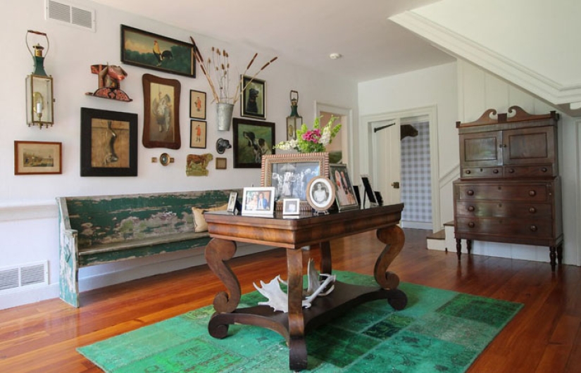 A couple reconstructed the house in the romantic style of Jane Austen A couple reconstructed the house in the romantic style of Jane Austen