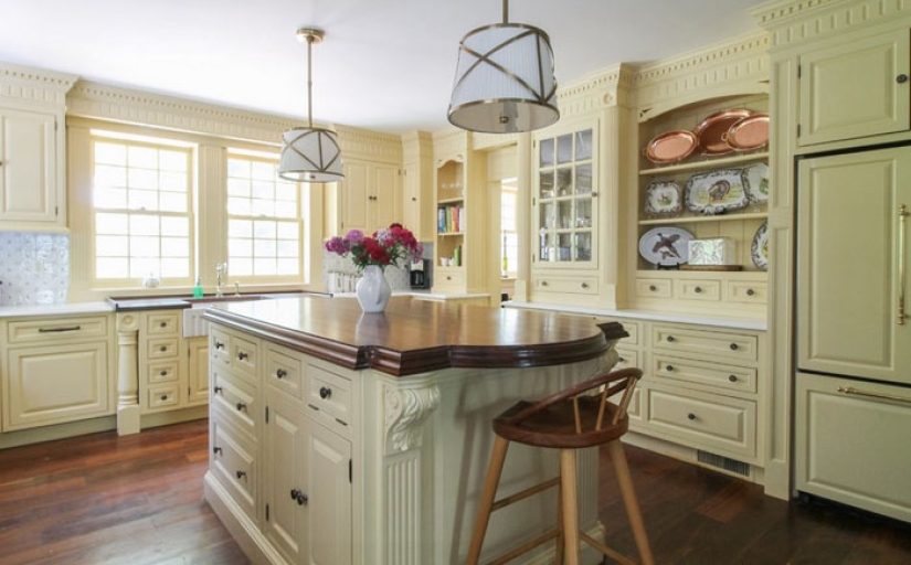 A couple reconstructed the house in the romantic style of Jane Austen A couple reconstructed the house in the romantic style of Jane Austen