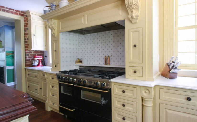 A couple reconstructed the house in the romantic style of Jane Austen A couple reconstructed the house in the romantic style of Jane Austen