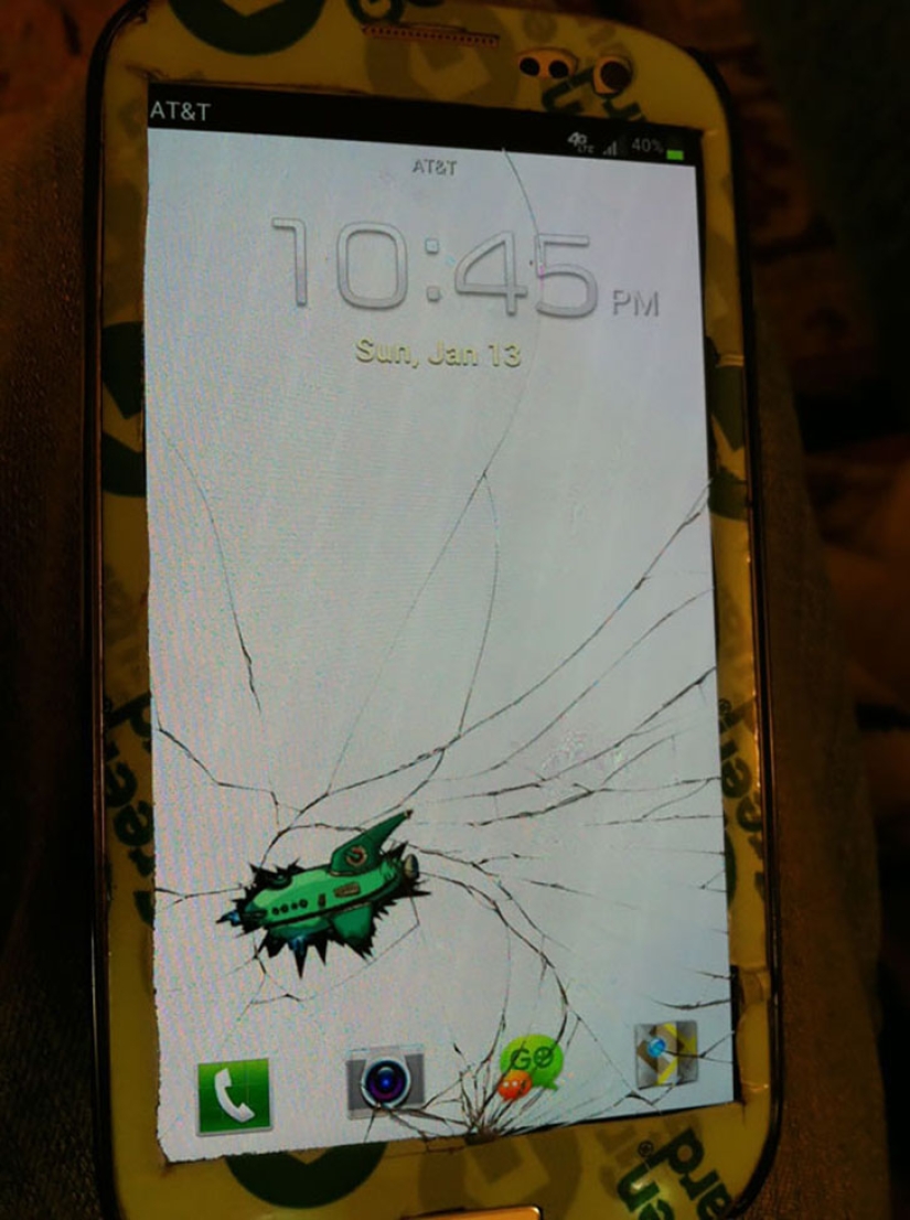 A creative way to "fix" a hopelessly broken smartphone screen A creative way to "fix" a hopelessly broken smartphone screen