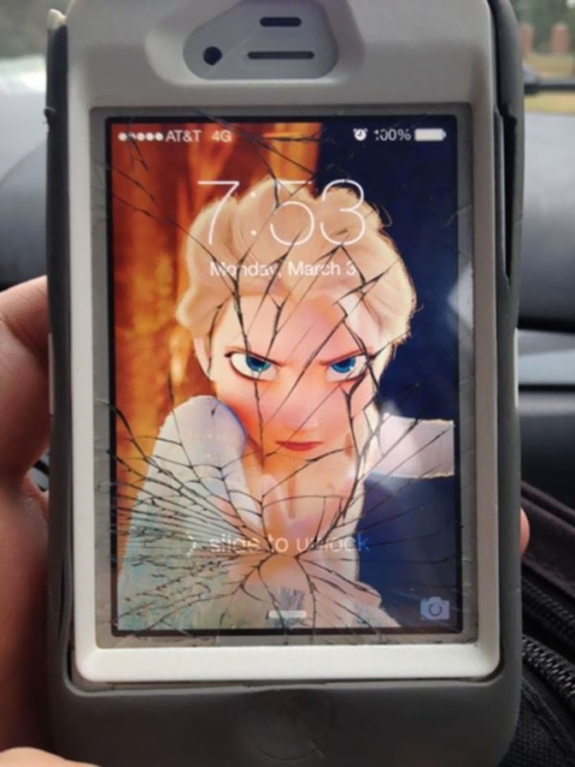 A creative way to "fix" a hopelessly broken smartphone screen A creative way to "fix" a hopelessly broken smartphone screen