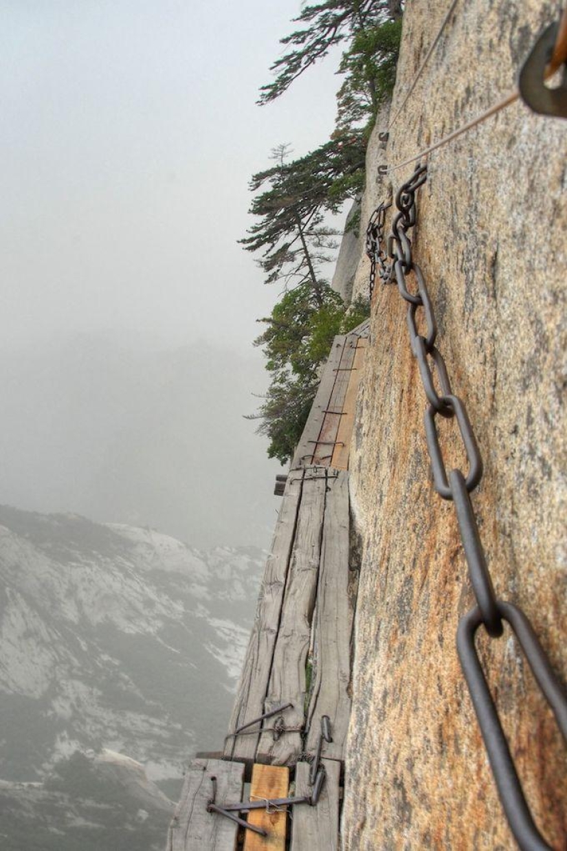 A dizzying pedestrian road in China's Yellow Mountains