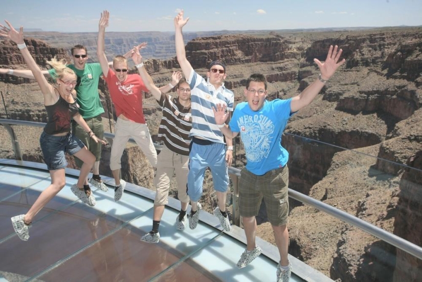 A dizzying sight: the glass platform above the Grand Canyon A dizzying sight: the glass platform above the Grand Canyon