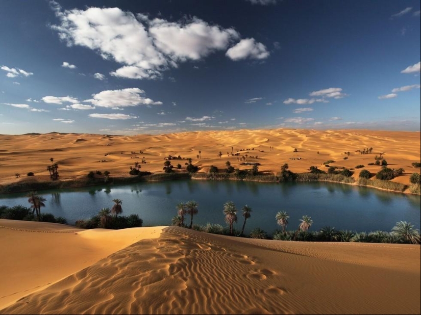 A fabulous oasis in the African desert: Ubari lakes