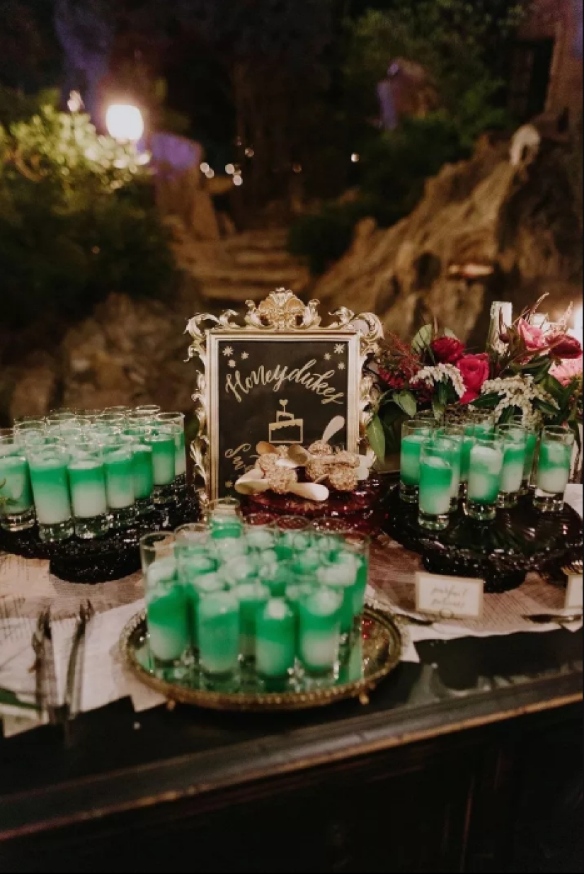 A Harry Potter-style wedding: owls, a castle and magic wands