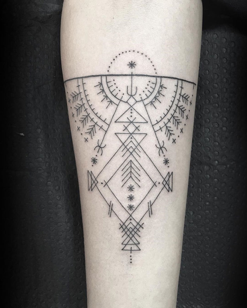 A hole with a surprise: the master offers to make people a tattoo for free if they put their hand in the hole A hole with a surprise: the master offers to make people a tattoo for free if they put their hand in the hole