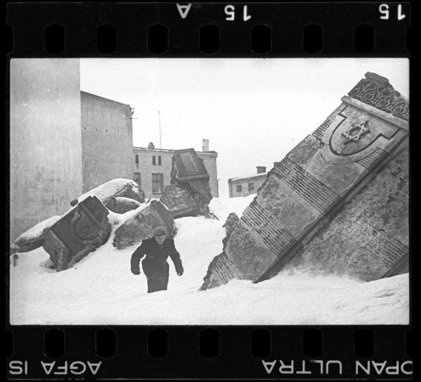 A Jewish photographer captured life in a ghetto in occupied Poland at his own risk A Jewish photographer captured life in a ghetto in occupied Poland at his own risk