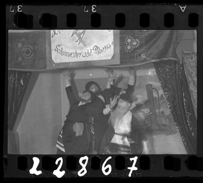 A Jewish photographer captured life in a ghetto in occupied Poland at his own risk A Jewish photographer captured life in a ghetto in occupied Poland at his own risk