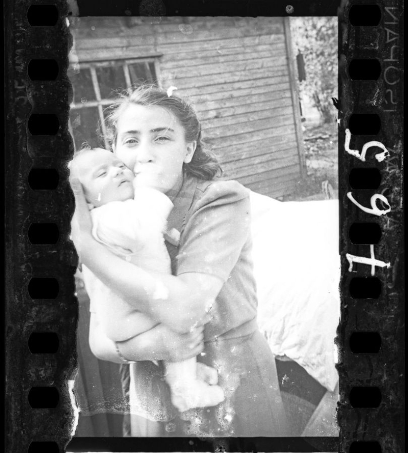 A Jewish photographer captured life in a ghetto in occupied Poland at his own risk A Jewish photographer captured life in a ghetto in occupied Poland at his own risk