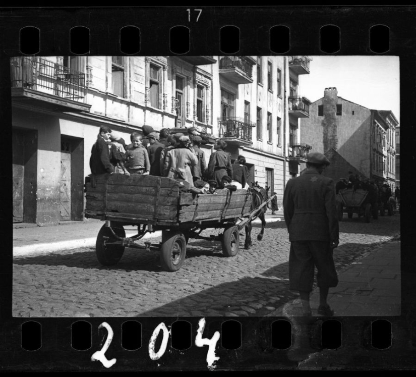 A Jewish photographer captured life in a ghetto in occupied Poland at his own risk A Jewish photographer captured life in a ghetto in occupied Poland at his own risk