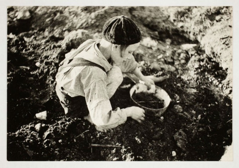 A Jewish photographer captured life in a ghetto in occupied Poland at his own risk A Jewish photographer captured life in a ghetto in occupied Poland at his own risk