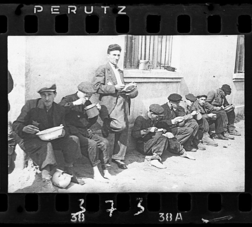A Jewish photographer captured life in a ghetto in occupied Poland at his own risk A Jewish photographer captured life in a ghetto in occupied Poland at his own risk