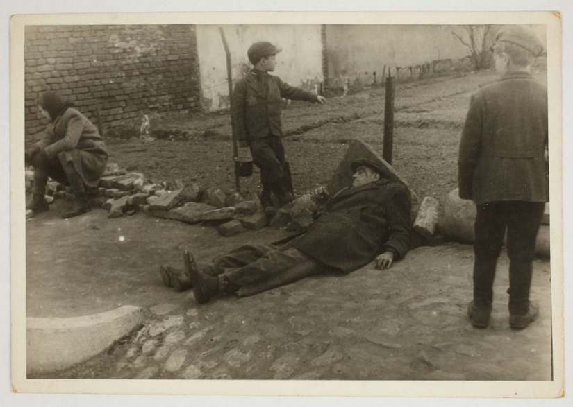 A Jewish photographer captured life in a ghetto in occupied Poland at his own risk A Jewish photographer captured life in a ghetto in occupied Poland at his own risk