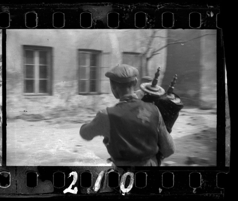 A Jewish photographer captured life in a ghetto in occupied Poland at his own risk A Jewish photographer captured life in a ghetto in occupied Poland at his own risk