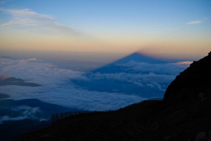A la sombra de poderosas montañas