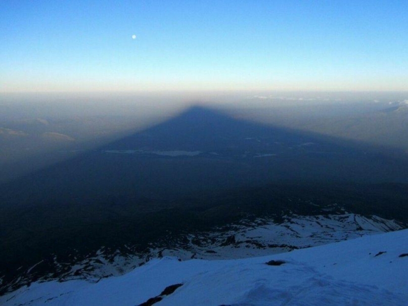 A la sombra de poderosas montañas