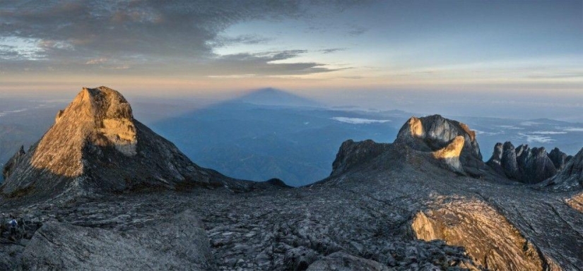 A la sombra de poderosas montañas