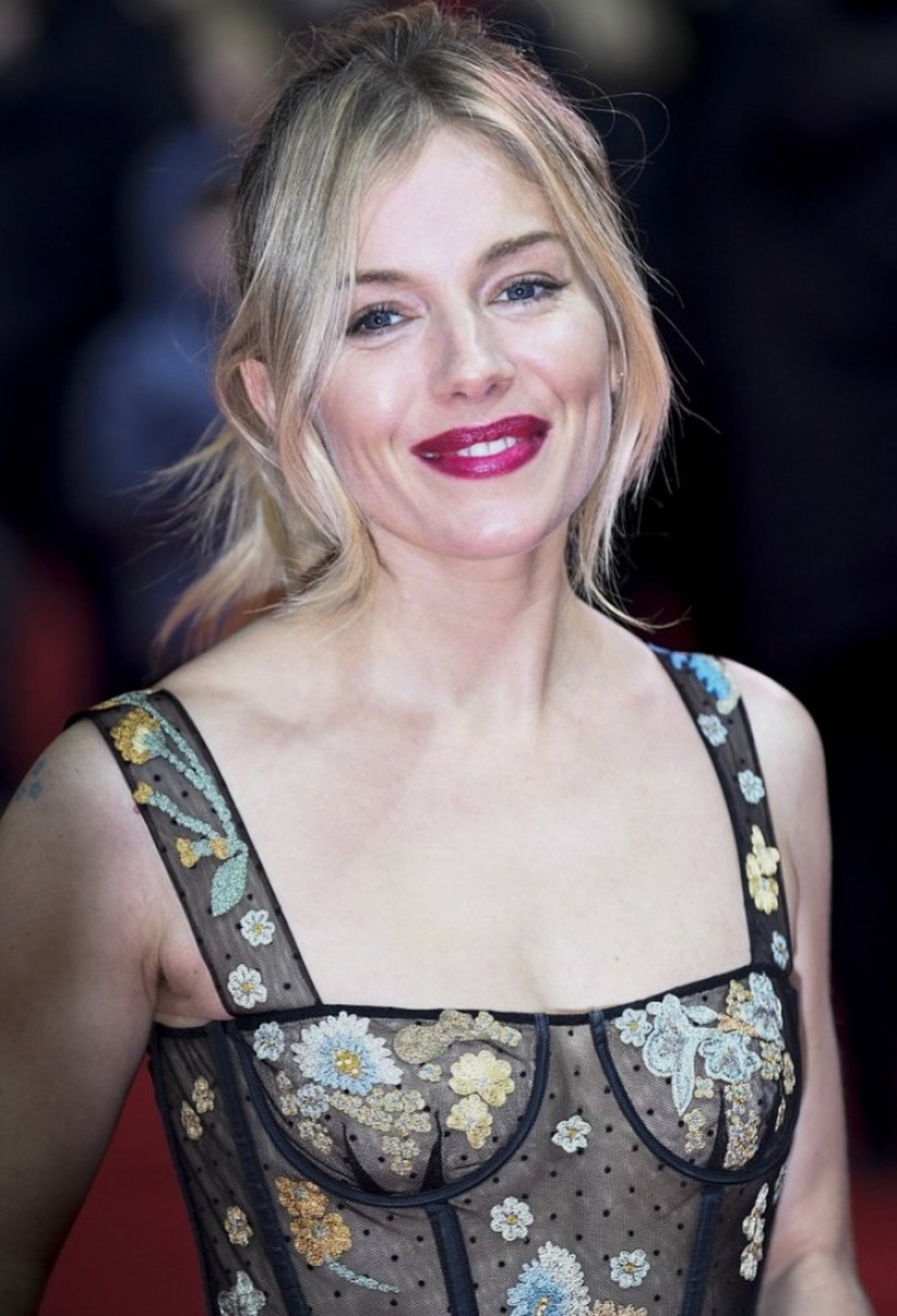 A la vanguardia de las tendencias: pezones sobresalientes de "diseñador" debajo de atuendos transparentes