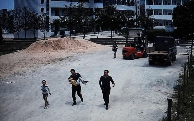 A man with a knife attacked schoolchildren in China