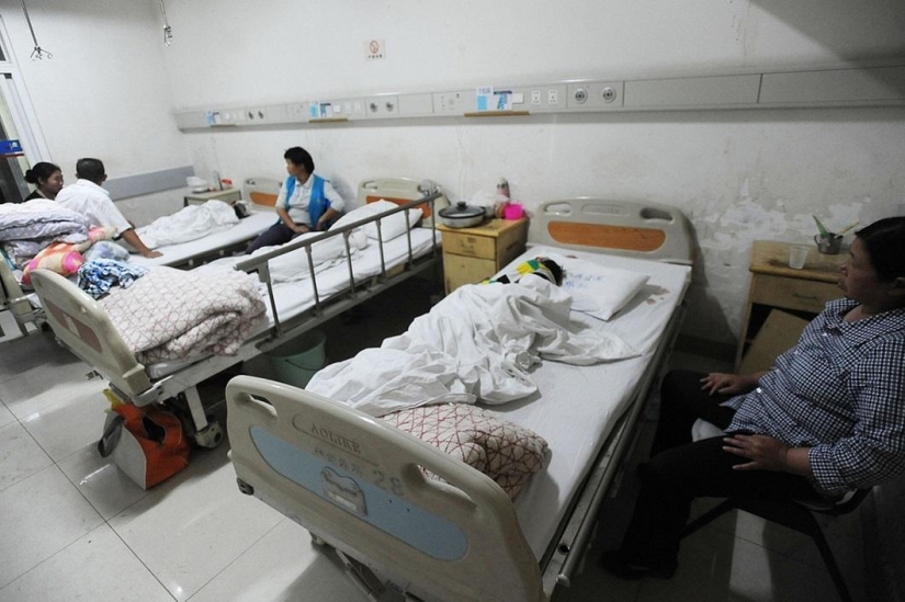 A man with a knife attacked schoolchildren in China