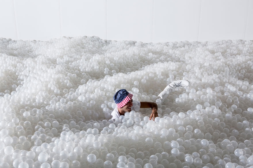 A million white bubbles in the Washington Museum. Here is a real thrill!