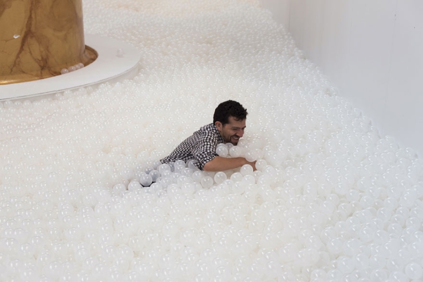 A million white bubbles in the Washington Museum. Here is a real thrill!