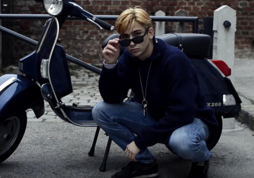 A new trend in photography: the Germans discovered the pose of a gopnik and called it "Russian squats"