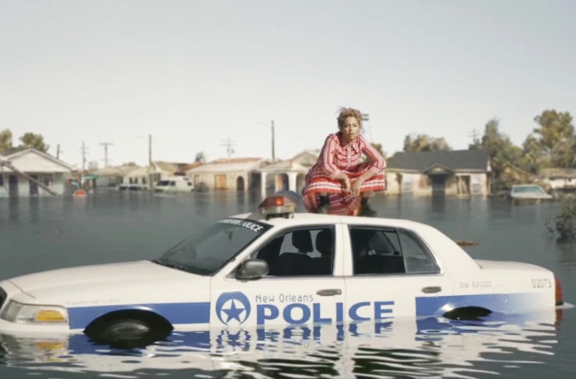 A new trend in photography: the Germans discovered the pose of a gopnik and called it "Russian squats"