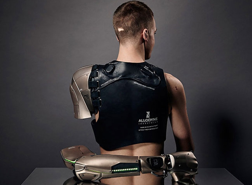 A one-armed gamer was made a prosthesis with a USB, a display and a drone