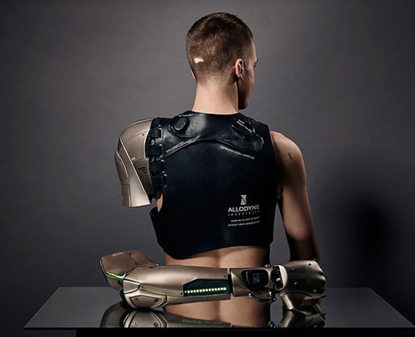 A one-armed gamer was made a prosthesis with a USB, a display and a drone