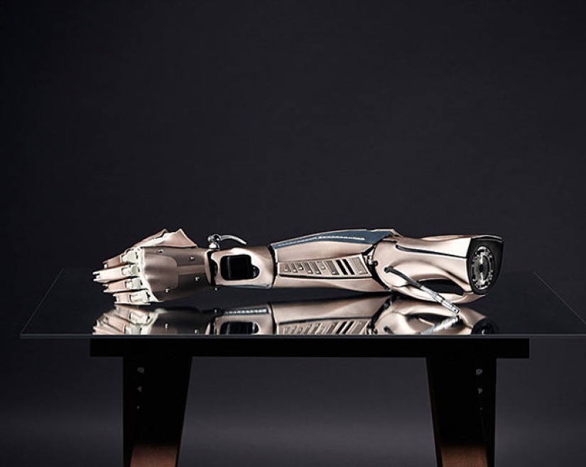 A one-armed gamer was made a prosthesis with a USB, a display and a drone