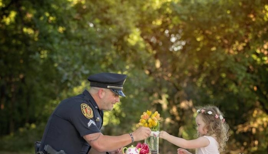 A policeman starred in a cute photo shoot with a girl he saved from death