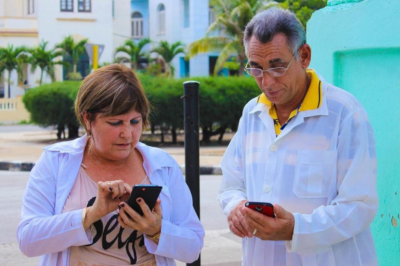 A qué ha llegado la técnica: cómo los cubanos se regocijaron con los primeros puntos de Wi-Fi del país