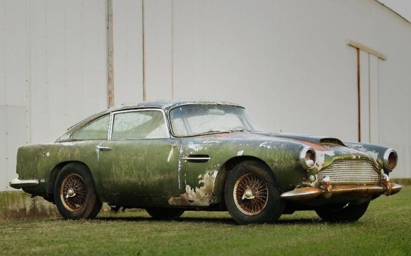 A rusty Aston Martin that has been standing in the forest for 40 years is being sold for 400 thousand dollars A rusty Aston Martin that has been standing in the forest for 40 years is being sold for 400 thousand dollars
