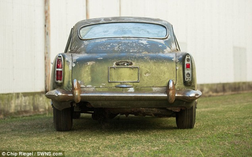 A rusty Aston Martin that has been standing in the forest for 40 years is being sold for 400 thousand dollars A rusty Aston Martin that has been standing in the forest for 40 years is being sold for 400 thousand dollars