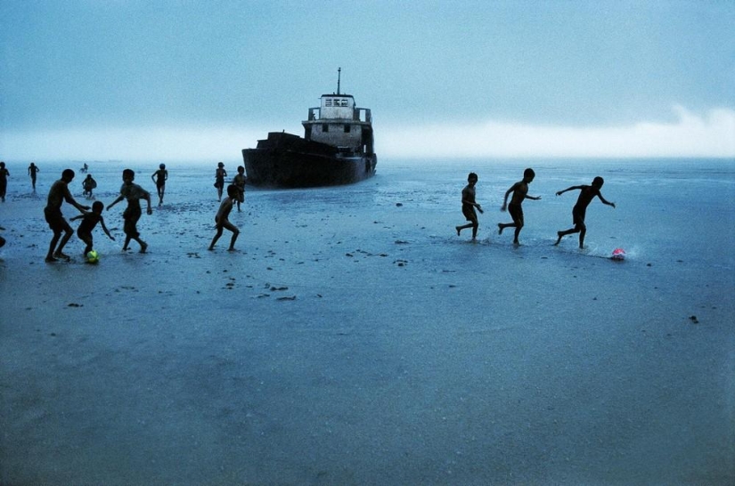 A series of photographs of the legendary Steve McCurry "The Power of the Game"