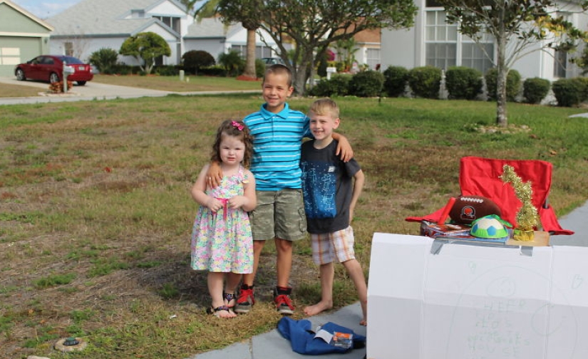 A six-year-old boy distributed his favorite toys to children who need them more A six-year-old boy distributed his favorite toys to children who need them more