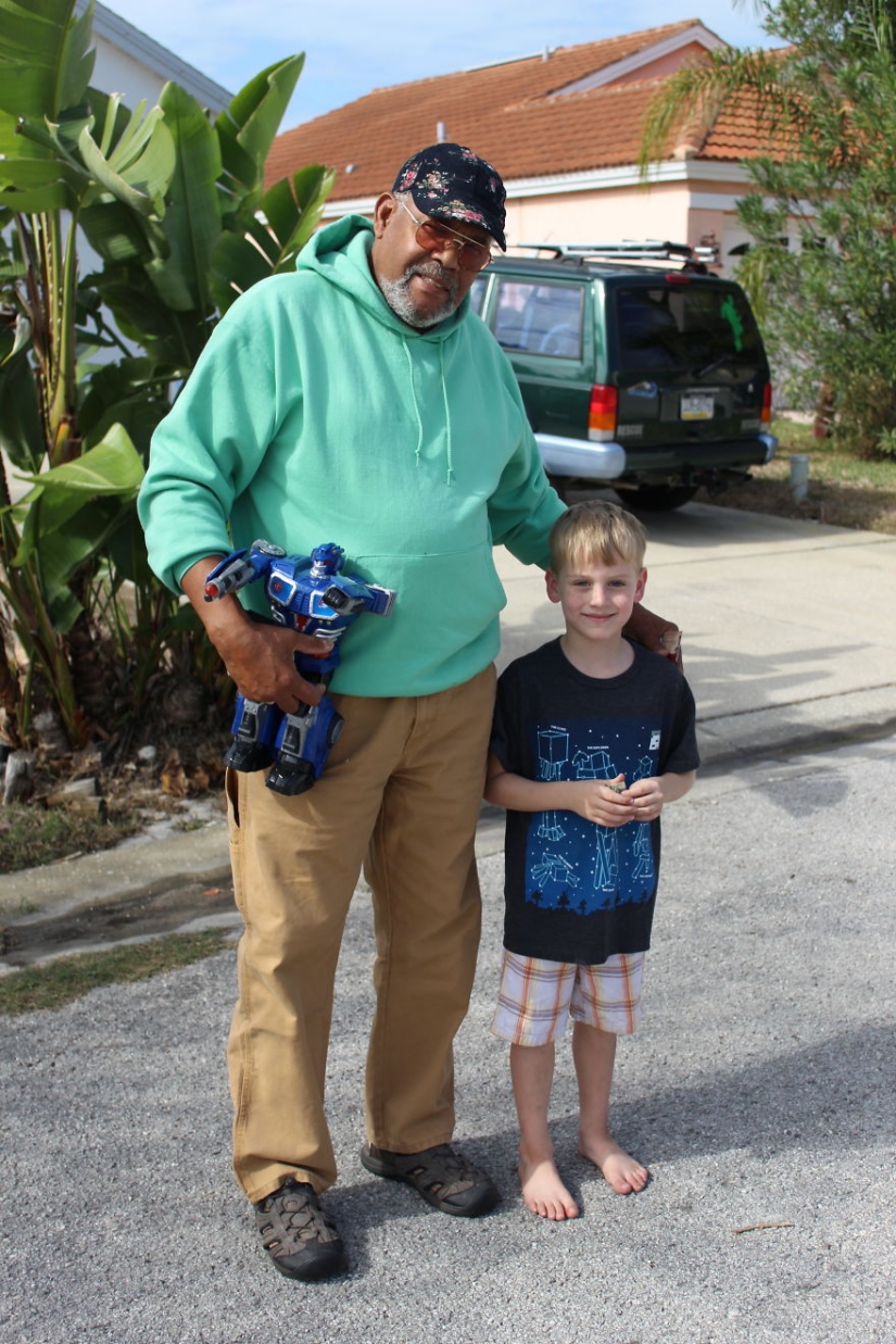 A six-year-old boy distributed his favorite toys to children who need them more A six-year-old boy distributed his favorite toys to children who need them more