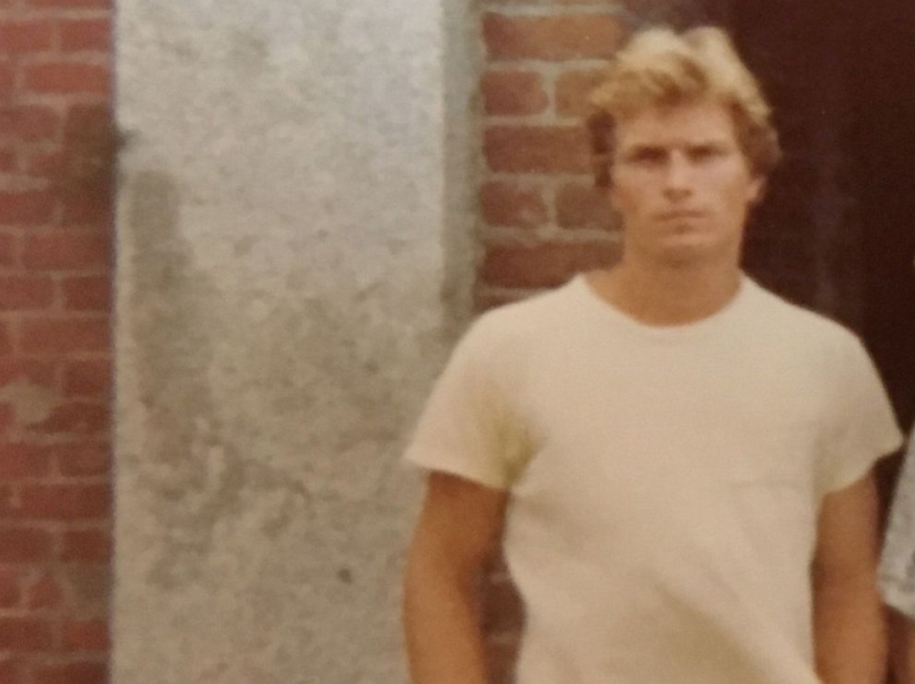 A student sent a note to the ocean and received it 36 years later