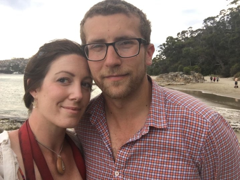 A woman has been wearing an engagement ring for more than a year without even realizing it A woman has been wearing an engagement ring for more than a year without even realizing it